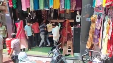उरई: उरई कोतवाली क्षेत्र के घंटाघर चौराहे के पास दुकानदार और कस्टमर के बीच मारपीट का वीडियो आया सामने, मौके पर पहुंची पुलिस