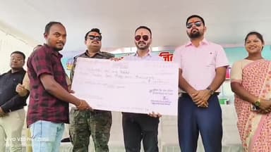 लोहरदगा: लोहरदगा का 42वां स्थापना दिवस समाहरणालय मैदान में मनाया गया, विकास योजनाओं की झलक और मेधावी छात्रों को सम्मानित किया गया