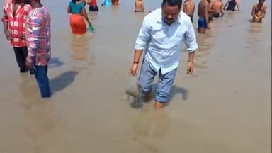 धनौरा: गजरौला के तिगरी गंगा धाम में नमामि गंगे के पदाधिकारी ने चलाया स्वच्छता अभियान, लोगों को किया जागरूक