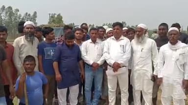 मुरादाबाद: अंडर पास बनवाने की मांग को लेकर लोगों के द्वारा एक साथ इकट्ठा होकर किया गया प्रदर्शन #jansamasya