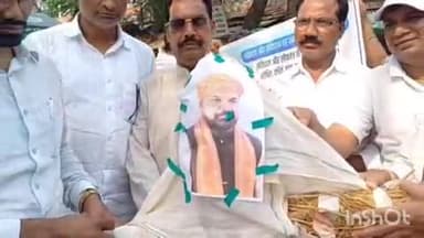 गोपालगंज: छात्र युवा शक्ति के सदस्यों ने मौनिया चौक पर उप मुख्यमंत्रियों का पुतला फूंका, जमकर की नारेबाजी