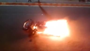 सिंगरौली: माजन तिवारी पेट्रोल पंप के पास बाइक में लगी आग, एक युवक पर आग लगाने का आरोप