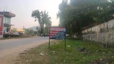 माडा: माडा थाना क्षेत्र में तेज आंधी से सड़क पर गिरा पेड़, बाइक सवार दो लोग घायल