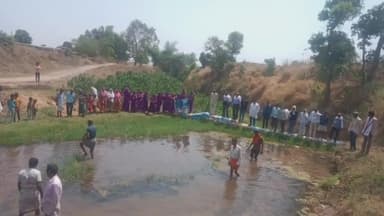 देवसर: जल गंगा संवर्धन अभियान के तहत ग्राम पंचायत छतौली खान खोपड़ा नदी में बोरी बंधान कार्य हुआ