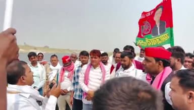 बरहज: बरहज के मोहन सेतु और पीपा पुल को लेकर सपा ने किया हल्ला बोल, 72 घंटे में कार्य पूरा नहीं हुआ तो अनिश्चितकालीन धरना