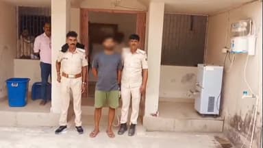 उचकागांव: उचकागाँव के परसौनी खास में 39 बोतल शराब के साथ आरोपी गिरफ्तार