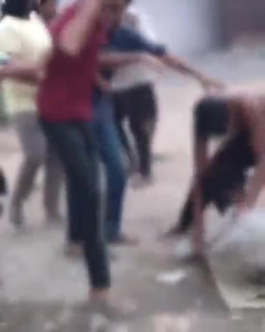 कानपुर: बररा के बसंत पेट्रोल पंप के पास युवक को पकड़कर रोड में घसीटकर कुछ दबंगों ने बेरहमी से पीटा, वीडियो हुआ वायरल