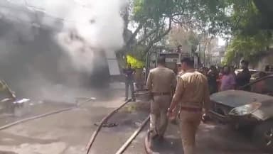 कानपुर: यतीम खाना चौराहा स्थित साइकिल मार्केट में लगी आग, फायर बिग्रेड की गाड़ियों ने आग पर पाया काबू