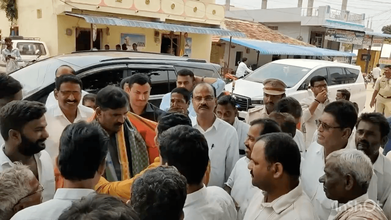 మోటకొండూరు: యాదాద్రి భువనగిరి జిల్లా మూటకొండూరు మండల కేంద్రంలో మంచినీటి శుద్ధీకరణ కేంద్రాన్ని *తెలంగాణ రాష్ట్ర ప్రభుత్వ విప్ బీర్ల ఐలయ్య ప్రారంభించారు ఎమ్మెల్యే కు భారీగా స్వాగతం పలికిన నాయకులు