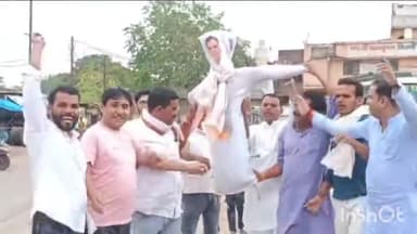 सिरोंज: सिरोंज नगर के नया बस स्टैंड पर कांग्रेस कार्यकर्ताओं ने डिप्टी CM जगदीश देवड़ा और मंत्री विजय शाह का जलाया पुतला