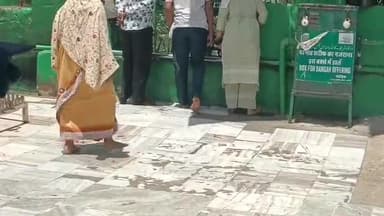 अजमेर: कड़कती धूप में दरगाह में जायरीनों का चलना हुआ दुश्वार, खादिमों ने कहा- दरगाह कमेटी की ओर से नहीं किए गए कोई इंतजाम