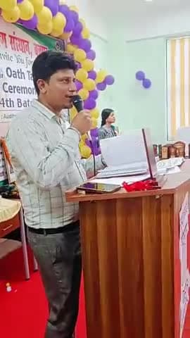 नर्सिंग छात्र को संबोधित करते हुए।