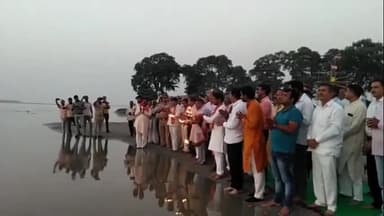 धनौरा: गजरौला के तिगरी गंगा धाम में आरती कार्यक्रम का आयोजन, क्षेत्रीय विधायक राजीव तरारा ने गंगा मां की आरती की