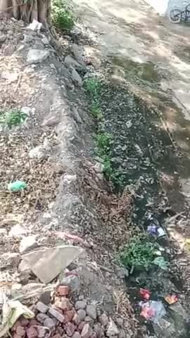 ye he humare gawu ke sarpanch ka vikas vikas ke naam par gandgi vikas ke naam pr use sirf daru chahiye