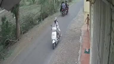 मंदसौर: नालछा माता रोड पर टू व्हीलर ने मारी टक्कर, 2 घायल, घटना का वीडियो सोशल मीडिया पर वायरल