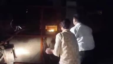 झांसी: आशिक चौराहे पर सड़क किनारे रखे बिजली के ट्रांसफार्मर की केबल में लगी आग, क्षेत्रवासियों ने बालू डालकर पाया आग पर काबू