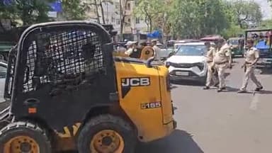 लाडपुरा: नयापुरा इलाके के एमबीएस जेके लोन अस्पताल रोड पर हो रहे अवैध अतिक्रमण को हटाया गया, सामान किया गया जब्त