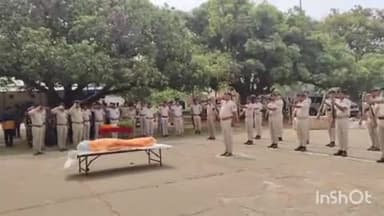 आरा: प्रखंड के नवीन पुलिस केंद्र में हवलदार की सड़क दुर्घटना में मौत के बाद भोजपुर SP की मौजूदगी में दी गई शोक सलामी