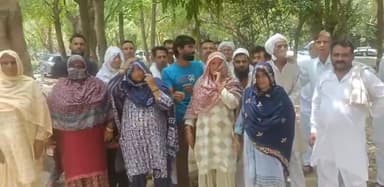 बागपत: बागपत के सिलाना में जलभराव से ग्रामीण हुए परेशान, नाली निर्माण के विवाद पर ग्रामीणों ने कलेक्ट्रेट पर किया प्रदर्शन