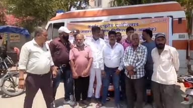 अजमेर: जवाहरलाल नेहरू अस्पताल के बाहर एंबुलेंस चालकों ने की हड़ताल, कहा- हमारे ऊपर लगाए गए हैं झूठे आरोप