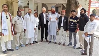 मिर्ज़ापुर: मुस्लिम बंधुओं का एक प्रतिनिधिमंडल जिला कलेक्ट्रेट में जिला अधिकारी को बकरीद के त्यौहार को लेकर ज्ञापन सौंपा
