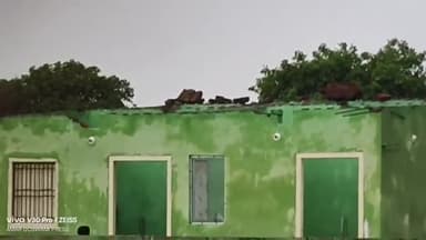 लोहरदगा: छत्तर बगीचा में तेज आंधी-तूफान से घर का एलबेस्टर उड़ा, बारिश में भीगा घरेलू सामान