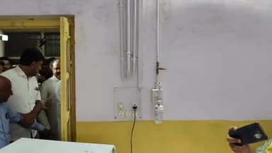 मंदसौर: घायल संजीत ब्लॉक कांग्रेस अध्यक्ष से मिलने जिला अस्पताल पहुंचे प्रदेश कांग्रेस अध्यक्ष जीतू पटवारी, जाना हाल-चाल