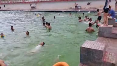 मंदसौर: जिला अस्पताल के सामने स्थित तरणताल स्विमिंग पूल में दिखी अव्यवस्था, क्लोरीन गैस खत्म होने से पानी में बदबू