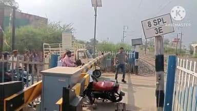 खुरई: भूतेश्वर रेलवे गेट पर लोडिंग ऑटो की टक्कर से गेट में खराबी, एक बूम नहीं खुला, टला बड़ा हादसा