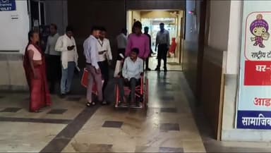 सिंगरौली: कॉलेज न जा पाने से छूट रही थी पढ़ाई तो कलेक्टर ने दिव्यांग छात्र को दिया लैपटॉप