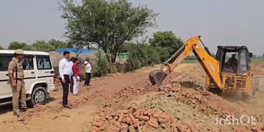 बागपत: एडीएम न्यायिक ने प्राधिकरण के अधिकारी और कर्मचारियों के साथ मिलकर टटीरी में काटी जा रही अवैध कॉलोनी का कराया ध्वस्तीकरण