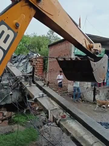 बेरमो: फुसरो पटेल चौक पर बिजली के दो खंभे क्षतिग्रस्त