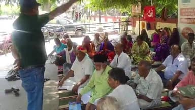 कोटा/ इटावा।
आज कोटा कलेक्ट्रेट पर प्रदर्शन कर सौंपेंगे ज्ञापन
-91 वें दिन भी जारी रहा जेके फैक्ट्री के मजदूरों का धरना