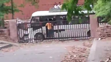 बाबाओ
की जमीन पर किया जा रहा कब्जा गैर समुदाय के लोग करने पर तूले  पेड़ों को काट कर रहे बेच बाबा ने लगाई गुहार