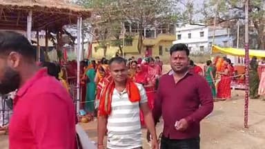 उदवंत नगर: जीरो माइल स्थित आयोजित श्रीमद् भागवत कथा ज्ञान यज्ञ में मंडप परिक्रमा के लिए बड़ी संख्या में श्रद्धालु जुट रहे हैं