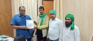 #चायल_तहसील_जनपद_कौशाम्बी में मासिक बैठक के दौरान स्थानीय समस्याओं को लेकर उपजिलाधिकारी को ज्ञापन सौंपा गया।
During the monthly meeting in @Chail_Tehsil_District_Kaushambi, a memorandum was submitted to the Sub-Distr