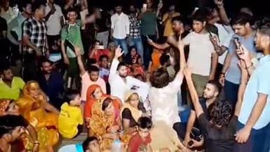 झांसी: बिजली कटौती से परेशान क्षेत्रवासी पहुंचे मुन्ना लाल पावर हाउस, झांसी-ग्वालियर रोड पर लगाया जाम