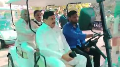 इंदौर: मध्य प्रदेश के मुख्यमंत्री आज पहुंचे इंदौर जू और पक्षियों को बिठाया हाथ और कंधे पर और प्रेम जाते पक्षी