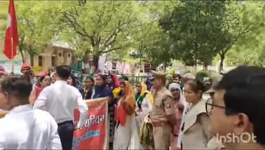 उरई: आशा वर्कर्स ने भुगतान की मांग को लेकर उरई में जिला अधिकारी कार्यालय में किया प्रदर्शन, सौंपा ज्ञापन