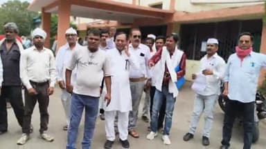 बीना: यातायात व्यवस्था सुधारने की मांग को लेकर कांग्रेस के कार्यकर्ताओं ने बीना तहसील प्रांगण में किया प्रदर्शन, दिया ज्ञापन