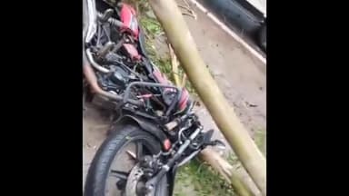 लोहरदगा: लोहरदगा में बिजली ऑफिस के पास तेज हवा और बारिश से पेड़ गिरा, कई मोटरसाइकिल क्षतिग्रस्त