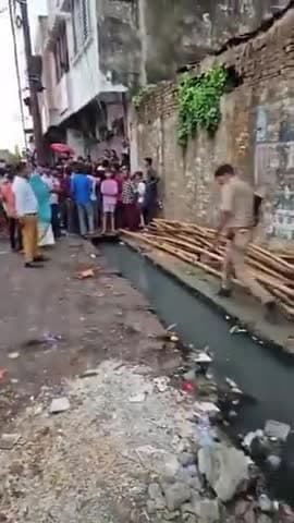 #बस्ती  पाण्डेय बाजार पुलिस चौकी से कुछ ही दूरी पर 28 वर्षीय युवती को जिन्दा जलाया पुलिस को पता नही चला ।

#जंगलराज 

Akhilesh Yadav