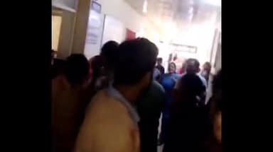 शिवपुरी नगर: जिला अस्पताल में प्रसूता की डिलीवरी के बारे में पूछने पर डॉक्टर ने अटेंडर के साथ की मारपीट