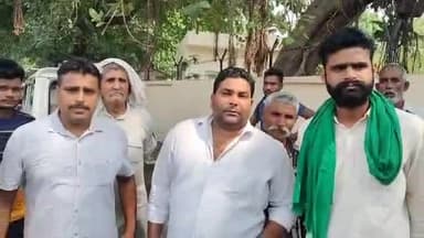 मुरादाबाद: भगतपुर थाना क्षेत्र में बन रहे फ्लाईओवर के पास सर्विस रोड की मांग को लेकर किसानों ने कलेक्ट्रेट में किया धरना प्रदर्शन