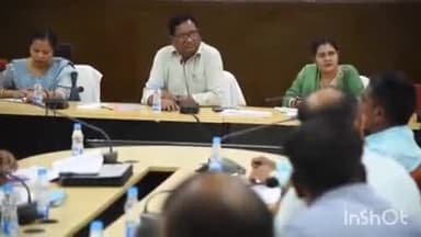 जगदलपुर: बस्तर कमिश्नर ने संभागीय बैठक में योजनाओं के क्रियान्वयन और सेवाओं की उपलब्धता पर ध्यान केंद्रित करने के दिए निर्देश