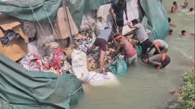 कोल: पिलखना चौराहे के निकट रजवाहे में पलटा कप-प्लेट और लोहे के पार्ट्स से भरा ट्रक, बड़ा हादसा टला