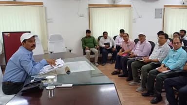 बेतिया: बेतिया में जिलाधिकारी दिनेश कुमार राय ने विशेष विकास शिविर के आयोजन को लेकर की बैठक