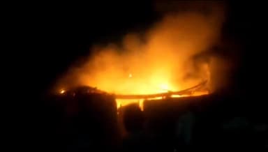 सिंगरौली: जयंत गोलाई बस्ती में सिलेंडर फटने से घर में लगी भीषण आग, घर और सामान जलकर खाक