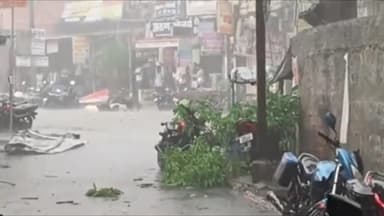 बेंगाबाद: गिरिडीह में तेज हवाओं और बारिश से बदला मौसम, उमस भरी गर्मी से लोगों को मिली राहत