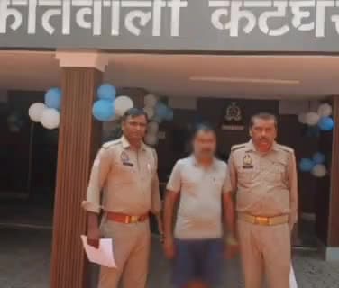 मुरादाबाद: कटघर थाना पुलिस ने अवैध शराब के साथ एक तस्कर को गिरफ्तार कर जेल भेजा
